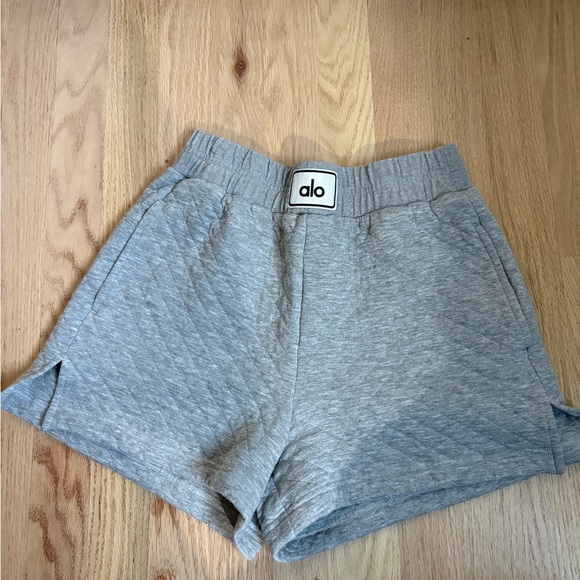 ALO YOGA Quilted Arena Boxing Short in Heather Grey Size xs - Picture 2 of 5